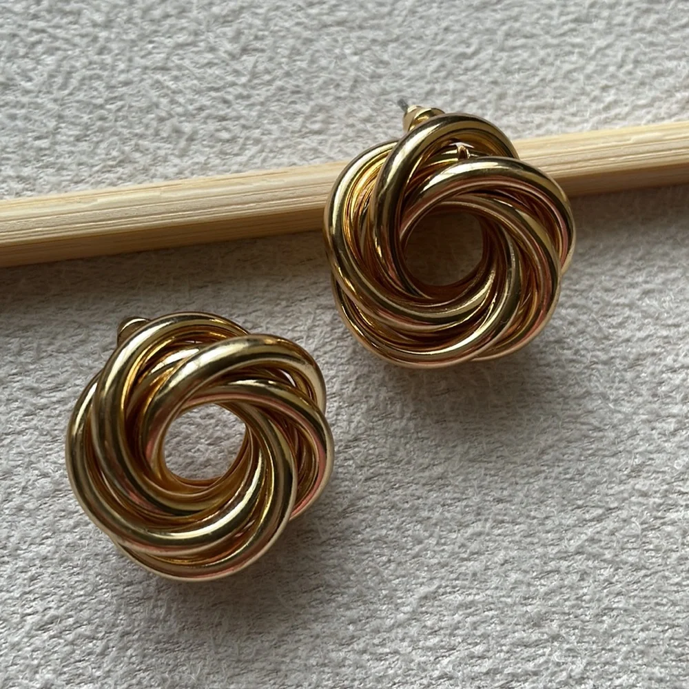 Biggie gold knot studs